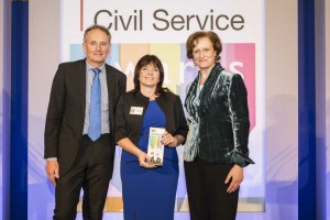Una O'Brien with Bernie Rooney, Director of the Child Maintenance Service and the winner of the Leadership Award