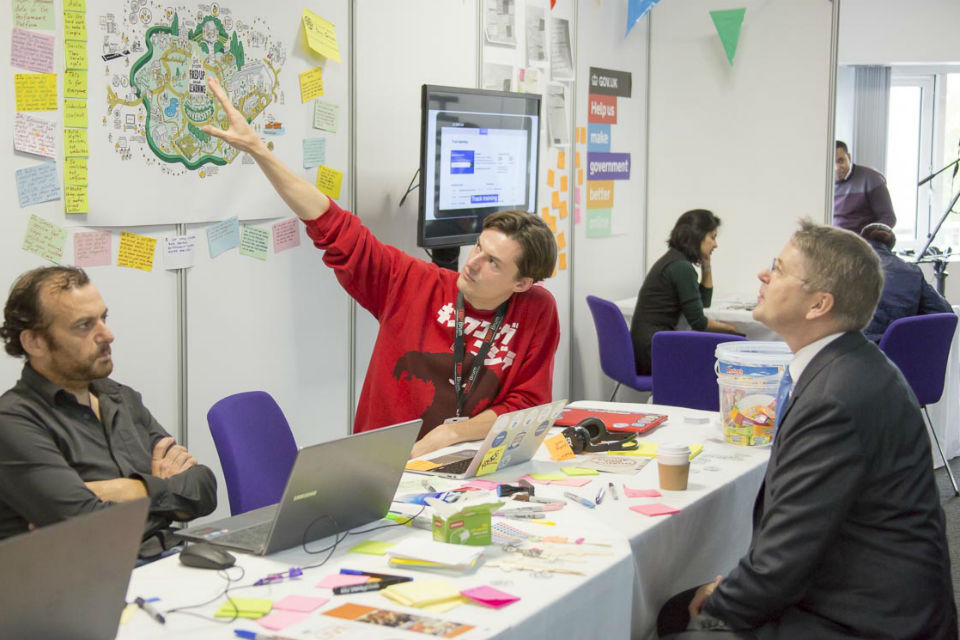 CS Learning colleagues explain to Sir Jeremy Heywood about developments to the CSL site at Civil Service Live 2015: London